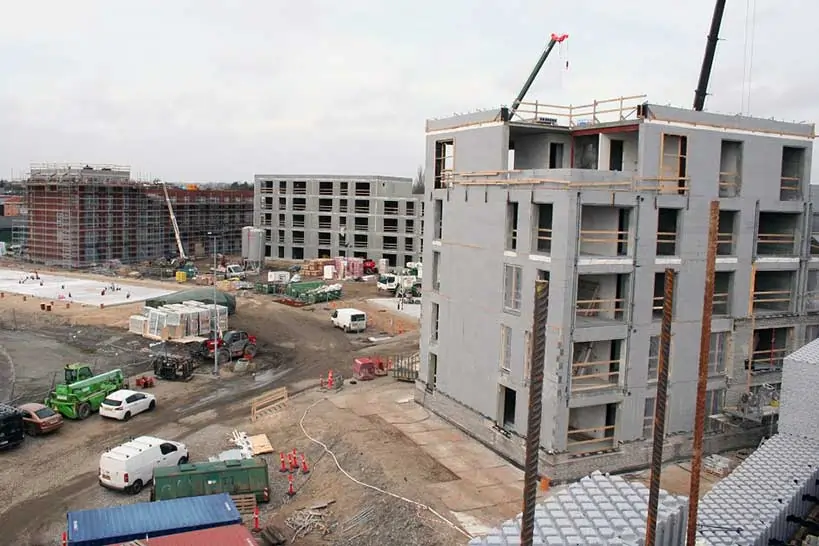 Baustellenansicht mit ReFORM Betonschalung – Effiziente Bauweise für massive Betonwände mit Wärmedämmung.