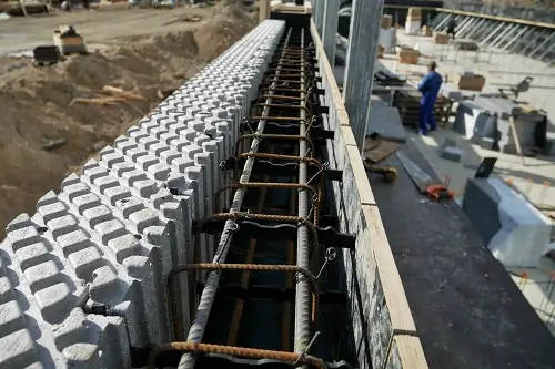 ReFORM Betonschalung mit Stahlbewehrung auf Baustelle – einfache und effiziente Lösung für massive Betonwände.
