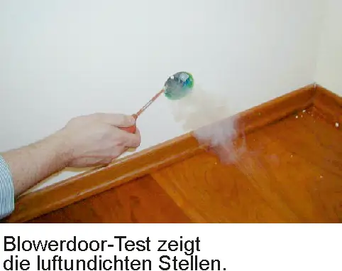 Blower-Door-Test zur Messung von Luftundichtigkeiten in einem Gebäude, um Feuchtigkeitsprobleme zu identifizieren.