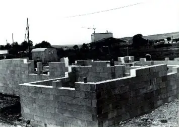 Rohbau des ersten MAGU Hauses in Hüfingen im Jahr 1979 – Schalungssteine im Einsatz