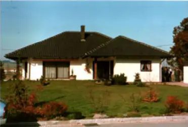 Das erste MAGU Haus nach Fertigstellung mit ursprünglichem Wandaufbau und Fassade