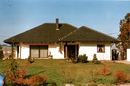 Das erste MAGU Bausatzhaus mit traditioneller Architektur und Garten