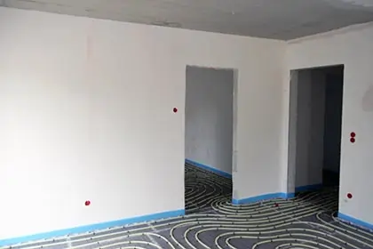 Montierte MAGU Innenwand mit Fußbodenheizung im energieeffizienten Selbstbauhaus
