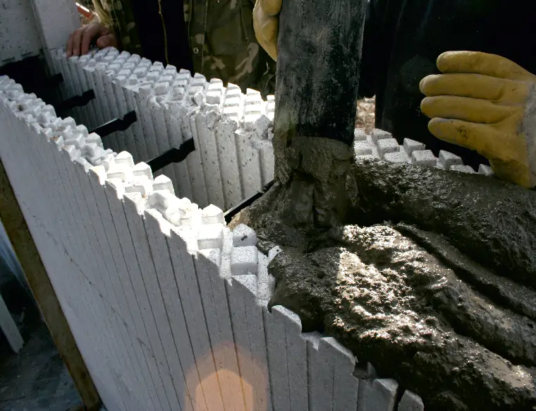 Betonverfüllung in die MAGU Wandschalung – die stabile Schalung wird mit Kernbeton gefüllt, um eine wärmebrückenfreie und hochbelastbare Wandkonstruktion zu schaffen.