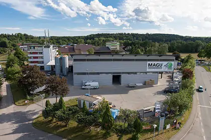 MAGU Gebäude mit Photovoltaikanlage und Biogasanlage zur Energiegewinnung