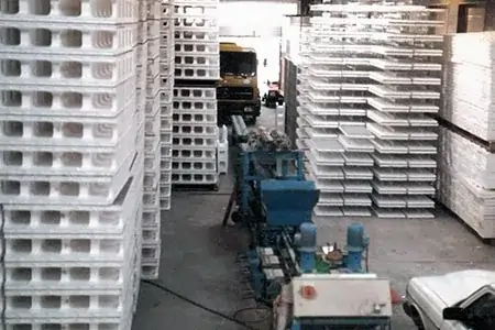 Blick in die MAGU Produktionshalle mit gestapelten Schalungselementen aus Styropor
