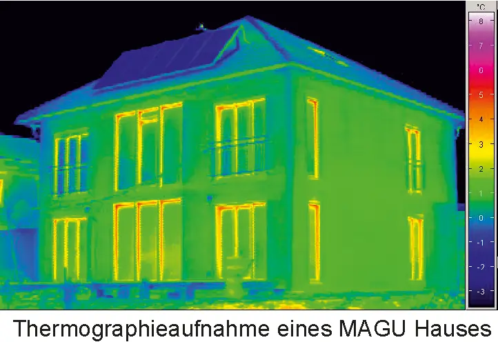 Thermografieaufnahme eines MAGU Hauses zeigt eine gleichmäßige Wärmespeicherung durch die massive Bauweise mit Kernbeton. Die Wärmedämmung sorgt für geringe Wärmeverluste und ein angenehmes Raumklima.