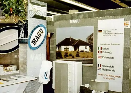 MAGU Messestand mit internationalen Referenzen und Bausystem-Produkten