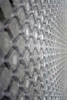 Nahaufnahme der Zellstruktur von Neopor®-Dämmmaterial mit sichtbaren Graphitpartikeln