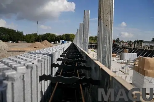 Nahaufnahme der ReFORM Betonschalung mit Bewehrungseisen auf einer Baustelle für massive Betonwände.