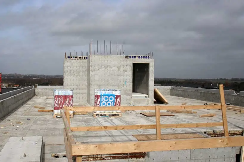 Dachbereich des ReForm Neubaus mit vorbereiteten Betonplatten und Materialien