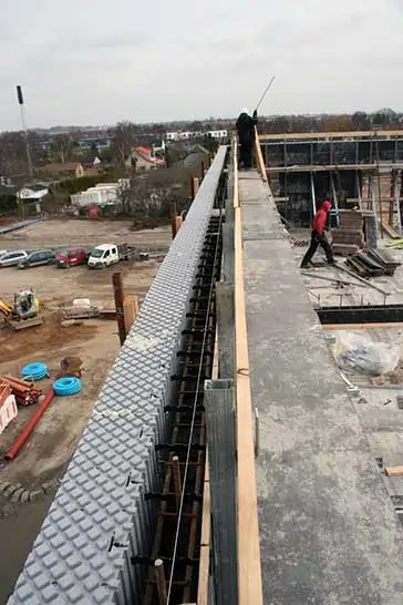 Blick auf die oberste Etage mit MAGU Deckenelementen und Schalung auf der Baustelle