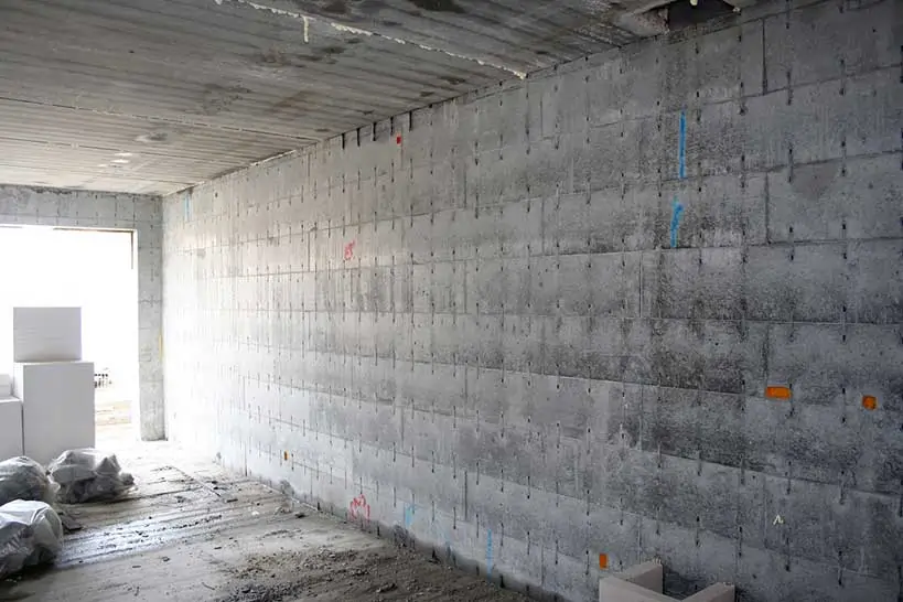 Massive Innenwand mit Betonoberfläche des MAGU ReForm Systems in der Bauphase